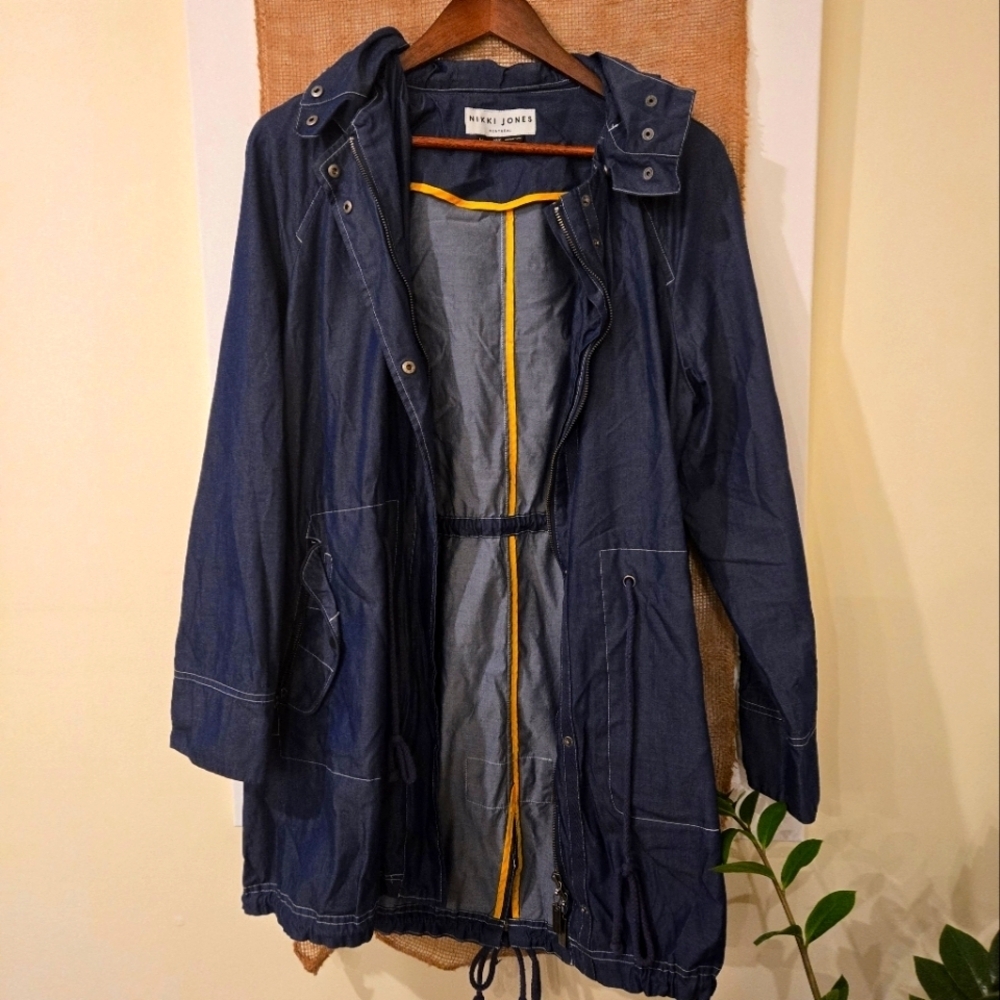 Nikki Jones Montreal stylish jacketsize Medium light denim. Cinched waist.